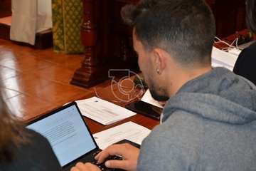 El periodista teldense Gaumet Florido leyó este jueves en el Pleno municipal el Manifiesto Institucional por el Día Internacional de las Mujeres (Foto TA y Francisco J. Santana)